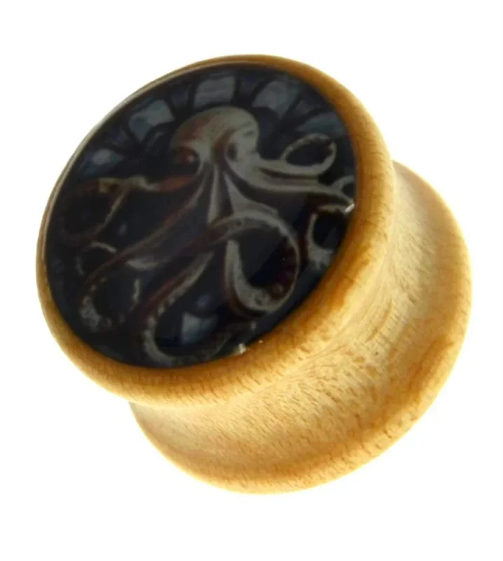 The Holz Plug Oktopus Krake Bild beige hell double flared is a wooden tunnel with a glossy round top and a black and white octopus illustration, adding bold character and unique style to any ear piercing.