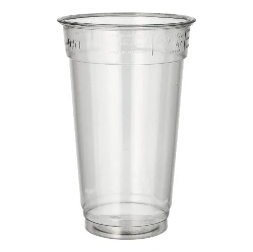 Der Starpak 50 Trinkbecher "Hurricane" aus glasklarem PET wird vor schlichtem weißem Hintergrund präsentiert. Der hohe To-Go-Becher von Starpak hat leicht konische Seiten und einen abgerundeten oberen Rand.