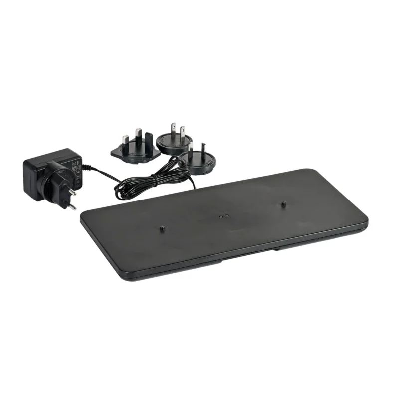 Die Duni GmbH LED Ladestation, Dual für zwei Lampen, ist ein schwarzes rechteckiges Gerät mit Netzkabel, Adapter und 3 Steckeraufsätzen - ideal zum effizienten Laden von zwei LED-Lampen. Abgebildet auf weißem Hintergrund. Verpackung (1 Stück).