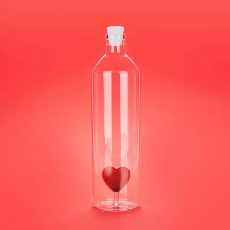 Glasflasche "Love Bottle" – Rotes Herz · 1,2 L | Balvi