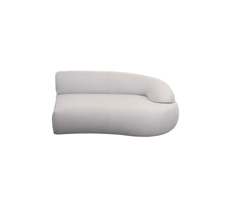 Gekrümmtes, modernes Sofa aus weichem, neutralem Stoff mit minimalistischer Gestaltung und einer glatten, runden Armlehne.