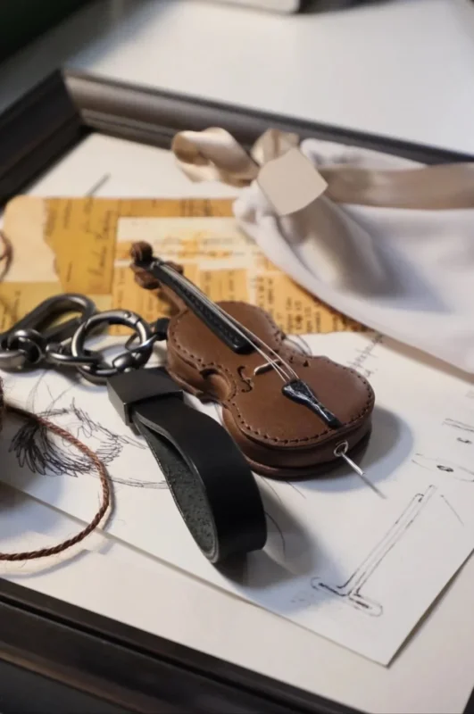 Gefertigter Leder-Schlüsselanhänger mit Geige und Cello