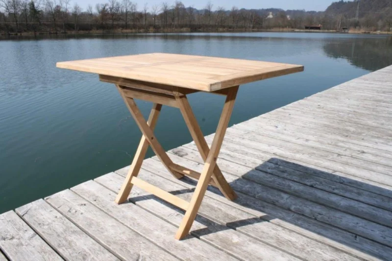 Gartentisch Klapptisch Paris in premium Teak mit rechteckiger Tischplatte und X-förmigem Gestell in Gesamtansicht.