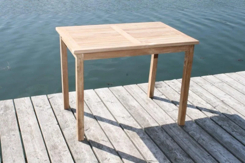 Gartentisch Paris in premium Teak mit zweigeteilter Tischplatte und vier Holzbeinen, Gesamtansicht.
