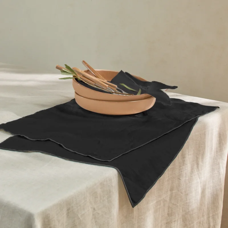 Set de table bordé en lin encre noire