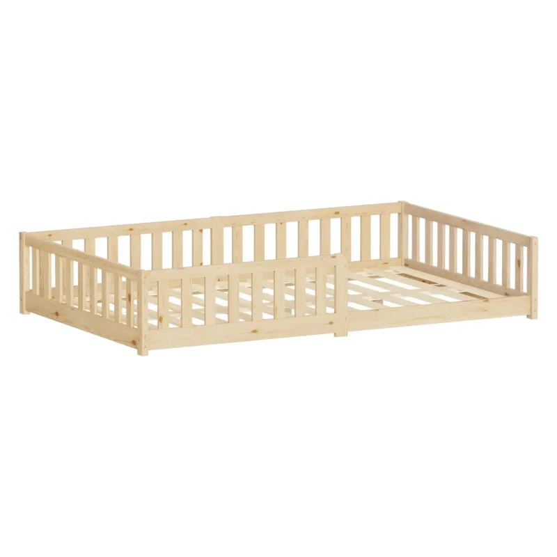 Ein unmontiertes Kinderbett aus hellem Holz mit einem slatted Rahmen.