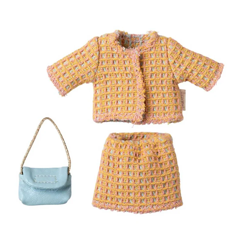 Der Maileg - Maus Anzug Mama ist ein stilvolles Puppenoutfit bestehend aus einer mehrfarbigen Tweedjacke und einem Rock, kombiniert mit einer bezaubernden blauen Handtasche mit Kettenriemen.