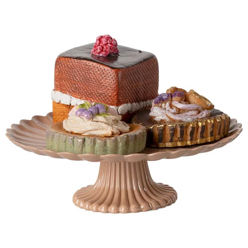 Produktname: Maileg – Miniatur Petit Fours Kuchen- und Tortenständer. Enthält drei elegante, dekorative Dessertfiguren auf einem geriffelten Sockel: einen quadratischen Kuchen, garniert mit einer Himbeere, und zwei Gebäckstücke, garniert mit Schlagsahne.