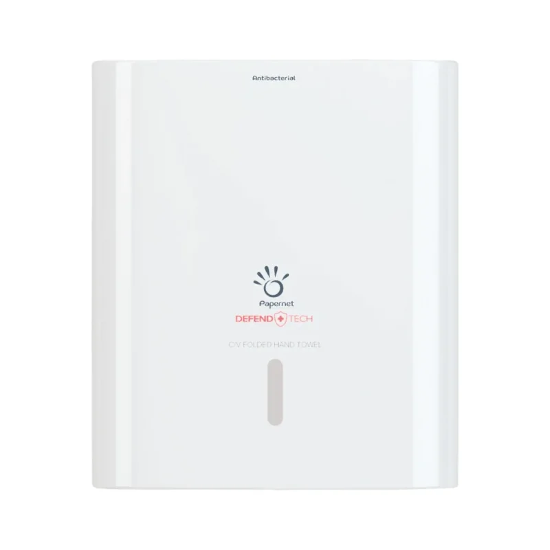 Ein weißer, an der Wand befestigter Papernet Antibakterieller Spender für C/V-Falz Falthandtücher mit dem Logo der Sofidel Germany GmbH Defend Tech Technologie mit den Aufdrucken „antibakterieller Spender“ und „CV Folded Hand Towel“. Auf der Vorderseite ist ein schmaler vertikaler Schlitz sichtbar.