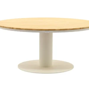 Der Tierra Outdoor-Esstisch Morena Ø150cm verfügt über eine runde Tischplatte aus Teakholz und einen weißen Säulenfuß aus Aluminium, abgebildet auf weißem Hintergrund.