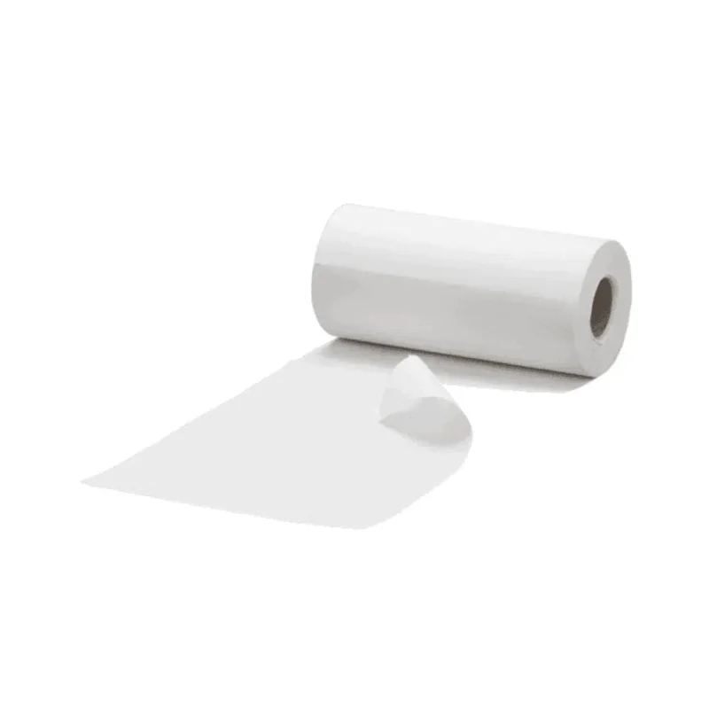 Eine Rolle Vileda MicroRoll Wischtücher aus Microfaser ist teilweise vor einem schlichten weißen Hintergrund ausgerollt und zeigt ihre zylindrische Form mit abgelösten Schichten. Dieses Produkt der Vileda GmbH ist mit der Endlosfaser-Technologie ausgestattet und fällt besonders auf.