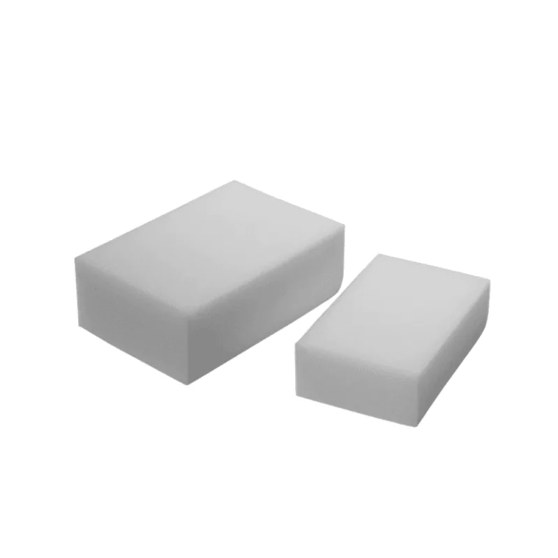 Zwei Vileda Miraclean Schmutz-Entferner-Schwämme von Vileda GmbH mit einem glatten, weißen, rechteckigen Design auf schlichtem Hintergrund, wobei ein Schwamm größer als der andere ist. Diese eignen sich perfekt zum mühelosen Entfernen von Flecken.