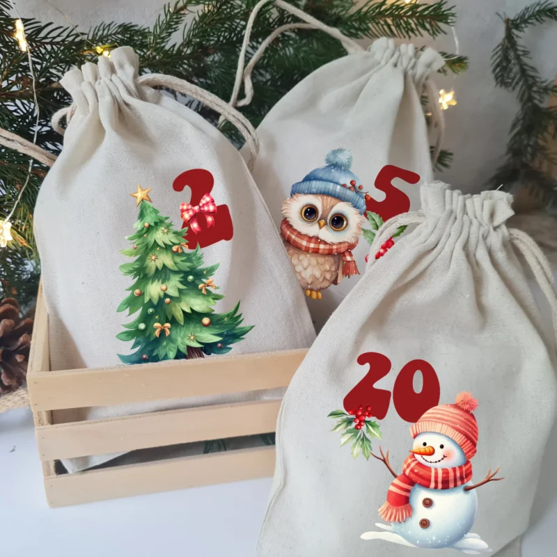 Drei Weihnachtsgeschenktüten mit Motiven: Baum, Eule, Schneemann.