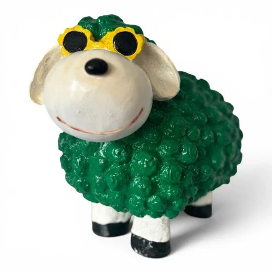 Deko Schaf mit Blumenbrille Grün aus Kunstharz – originelle Tierfigur für Haus und Garten