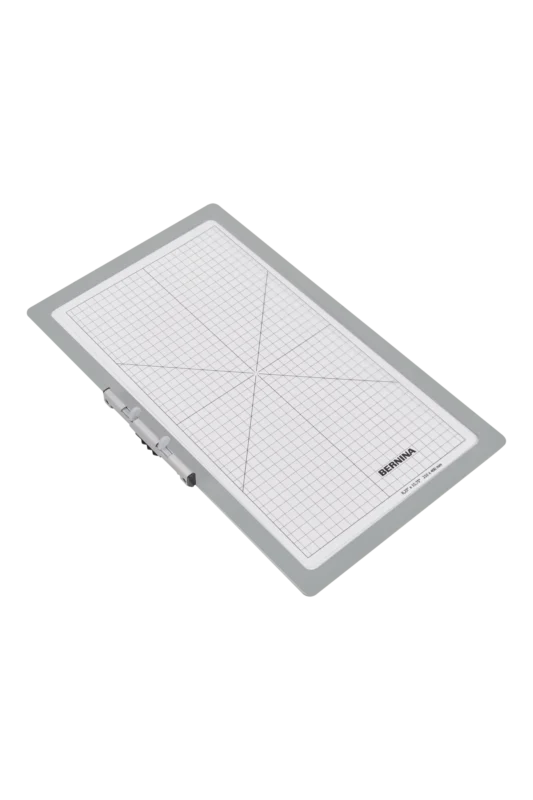 BERNINA Großer Haft-Stickrahmen 400 × 210 mm mit transparenter Stickschablone.