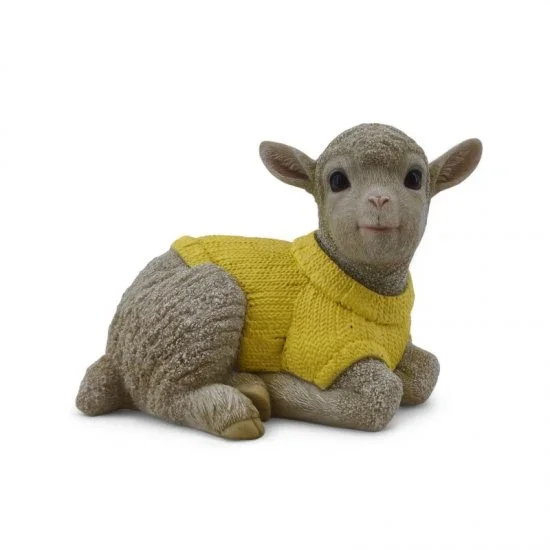 Deko Lamm liegend mit gelbem Strickpullover aus Kunstharz – niedliche Tierfigur für Haus und Garten