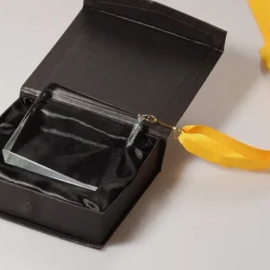 Glas-Medaille Quadrat Pokal inkl Band und Geschenkverpackung