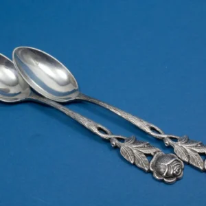 2 schöne Teelöffel mit Rosendekor , versilbert