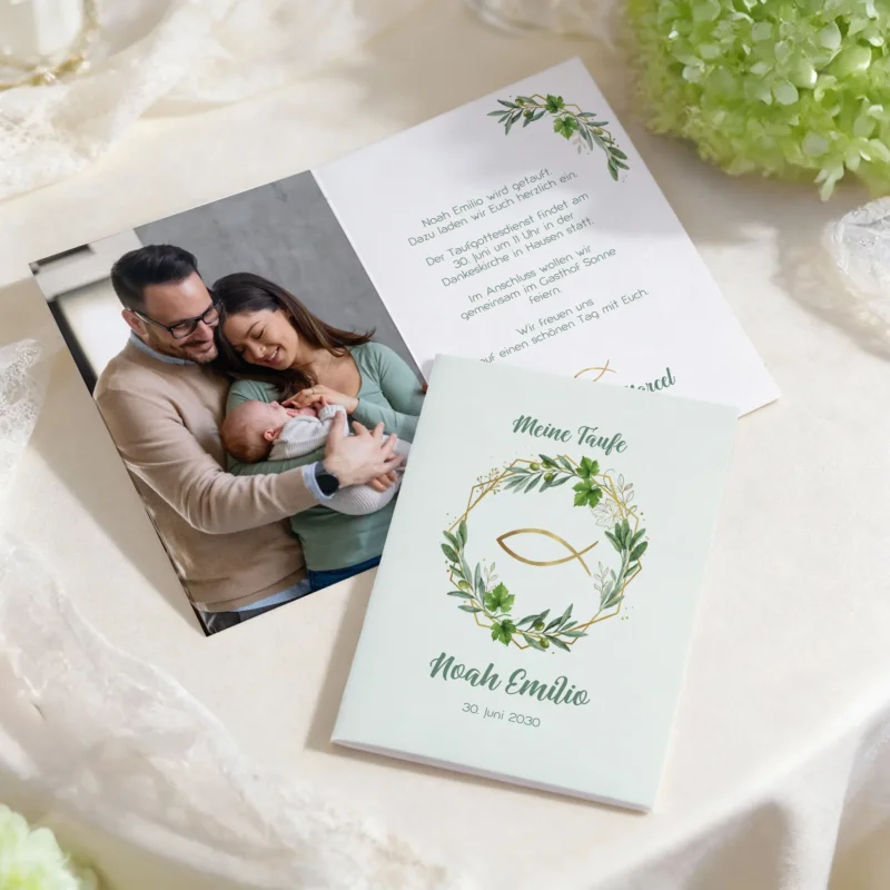 Personalisierte Taufe Einladungskarte mit Foto und Ichthys Fischmotiv im Blätterkranz, Klappkarte mit Name und Datum