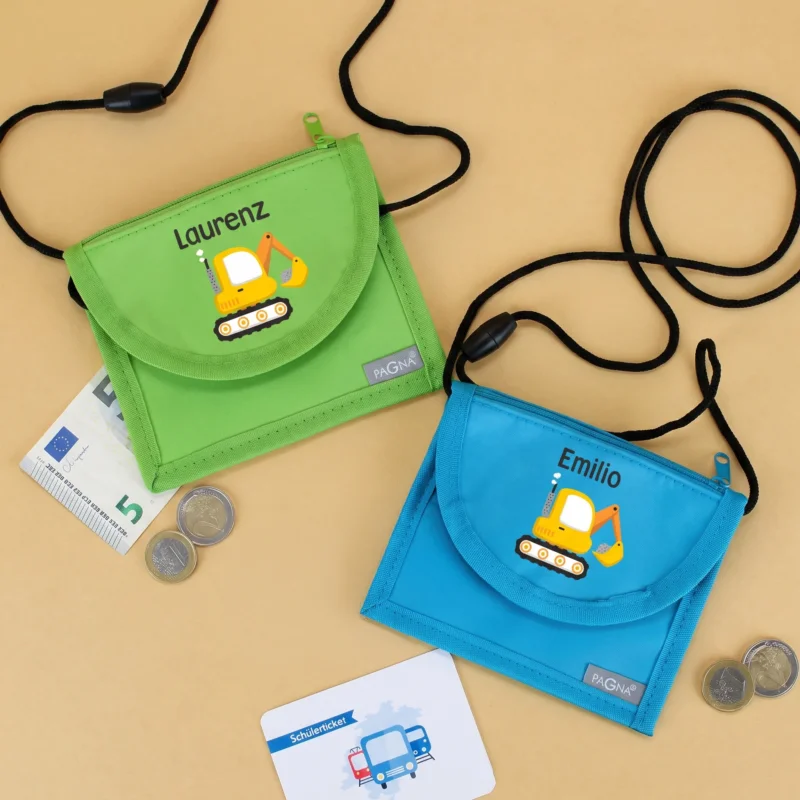 Grüner und blauer Brustbeutel mit personalisiertem Bagger-Motiv, Geld und Schülerticket