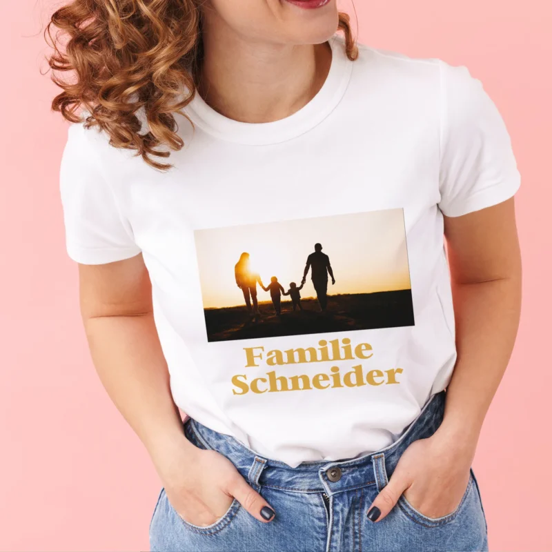 Frau trägt das personalisierte T-Shirt – Aufdruck mit Foto und Wunschtext gut sichtbar.