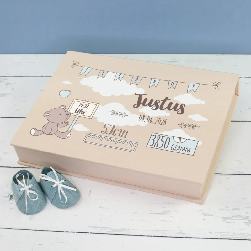 Personalisierte Erinnerungsbox zur Geburt für Jungen mit Name, Datum, Uhrzeit, Größe und Gewicht auf beiger Stoffbox